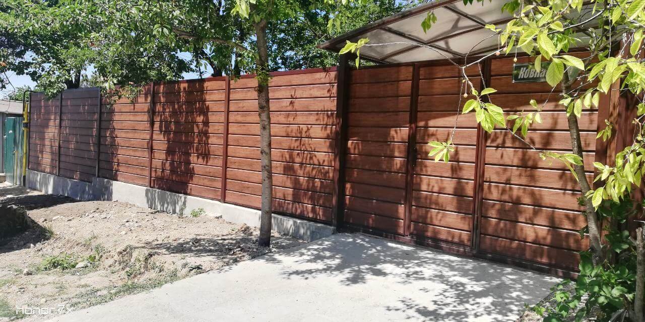 Забор из металлосайдинга ЕВРО-БРУС Каштан фото4 в Анапе