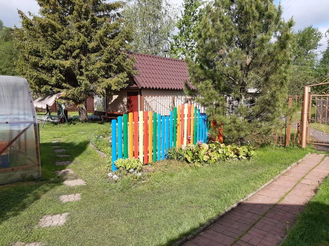забор из разноцветного штакетника односторонний фото2 в Анапе