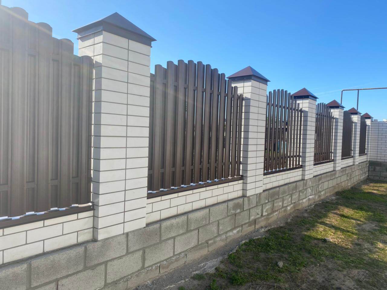 zabor-iz-shtaketnika-ral8017-shokolad-foto1 в Анапе