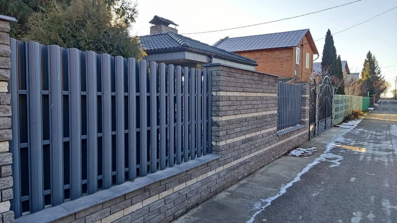 забор из штакетника RAL7024/7024 Серый графит двусторонний фото1 в Анапе