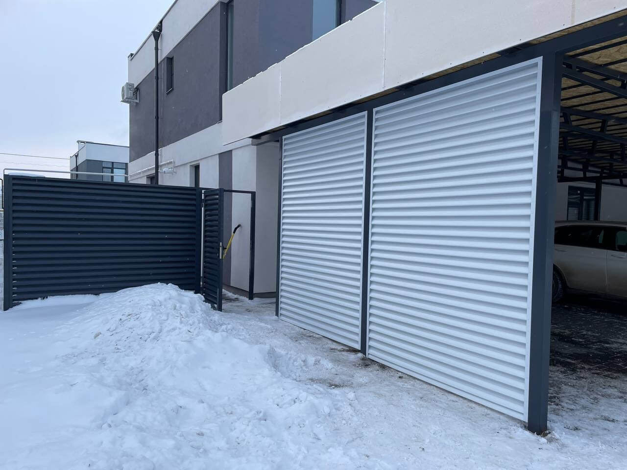 Парковочное место из ламелей Еврожалюзи RAL9003/9003 Белый двусторонний фото 1 в Анапе