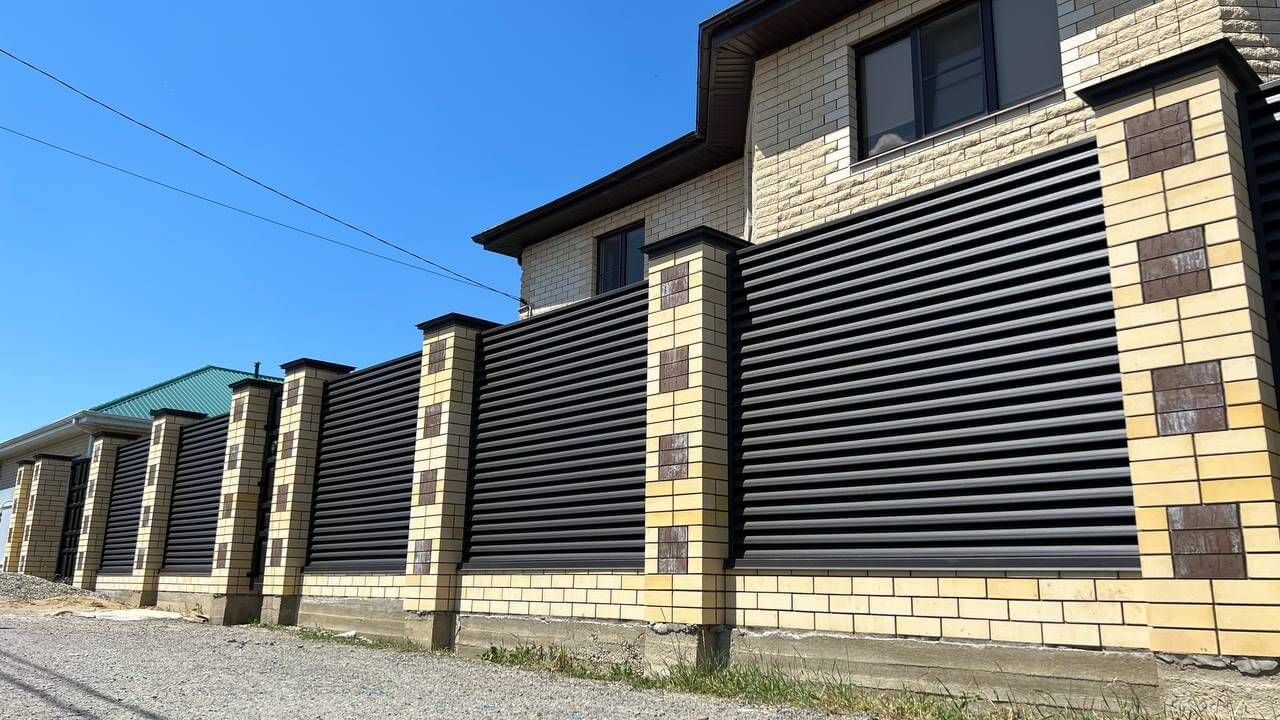 Забор-жалюзи 45м RAL8019 Темный Шоколад матовый в Анапе