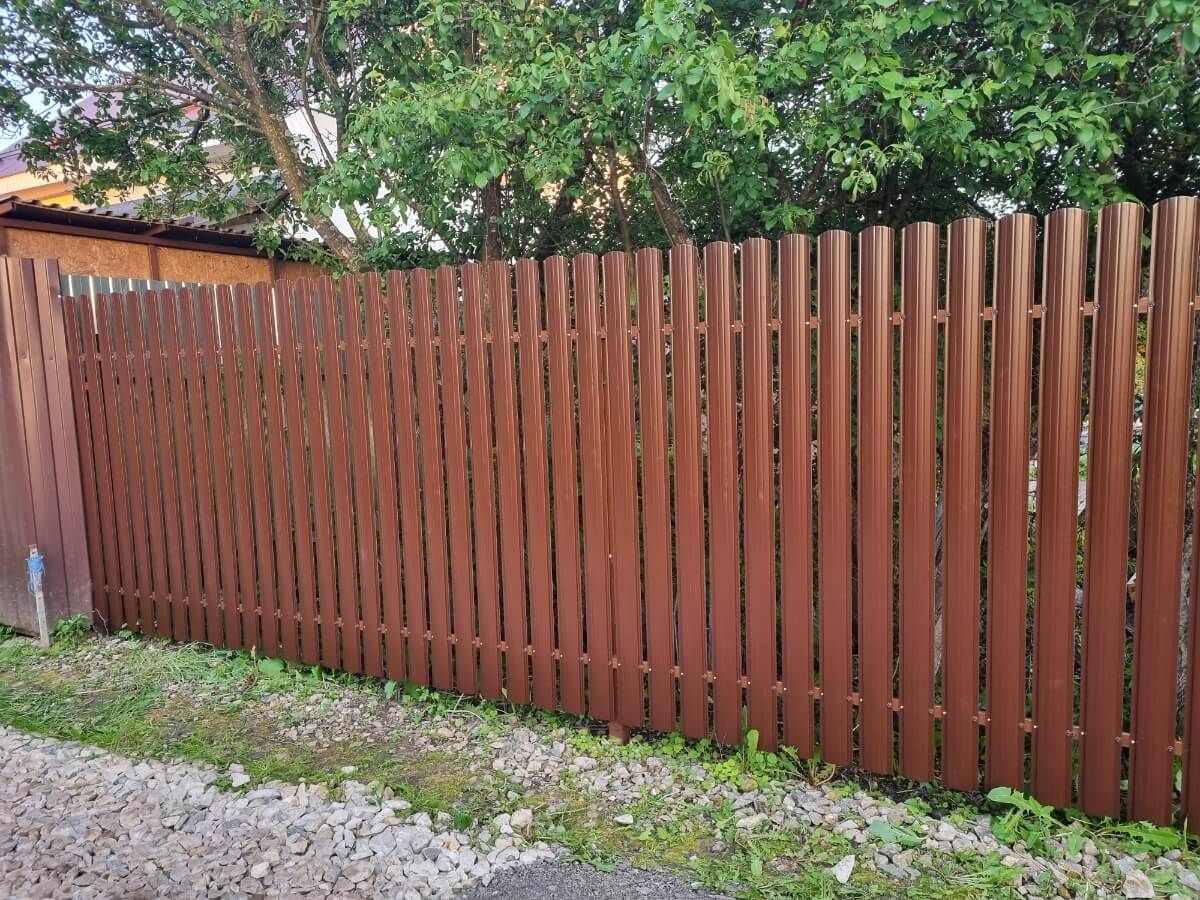 Забор из полукруглого штакетника 16м RAL8017/RAL8017 Шоколад 2-х сторонний в Анапе
