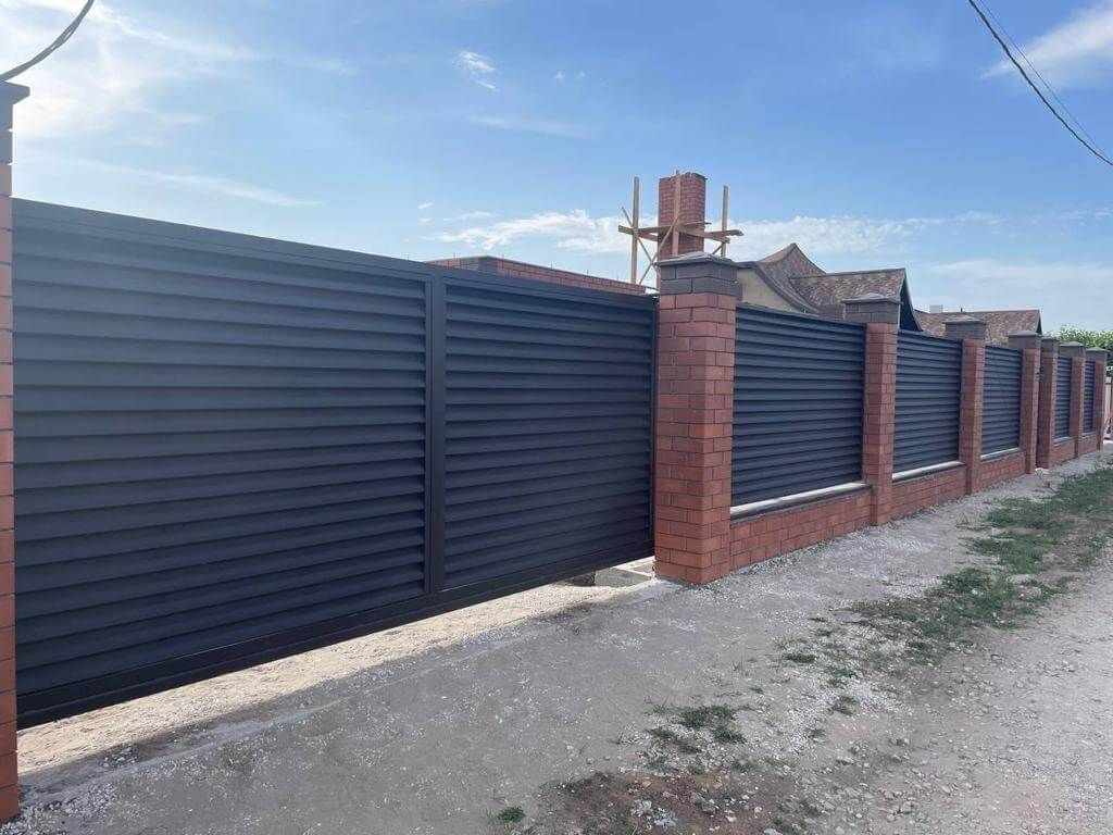Забор из ламелей еврожалюзи 21м RAL8019/8019 Темный Шоколад МАТТЕ двухсторонний в Анапе