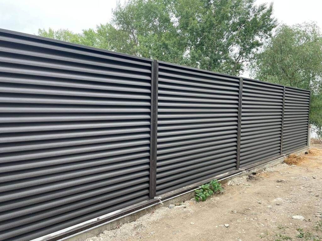 Забор-жалюзи с ламелями еврожалюзи 29м RAL8019/8019 Темный Шоколад МАТТЕ двухсторонний фото 2 в Анапе