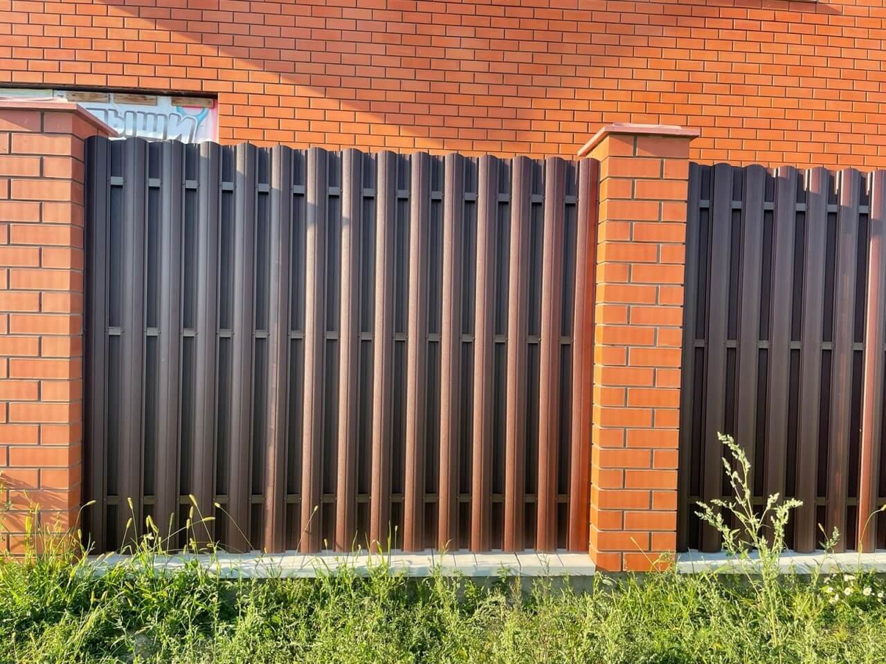 Забор из фигурного штакетника 23м RAL8017/8017 Шоколад двусторонний фото 1 в Анапе