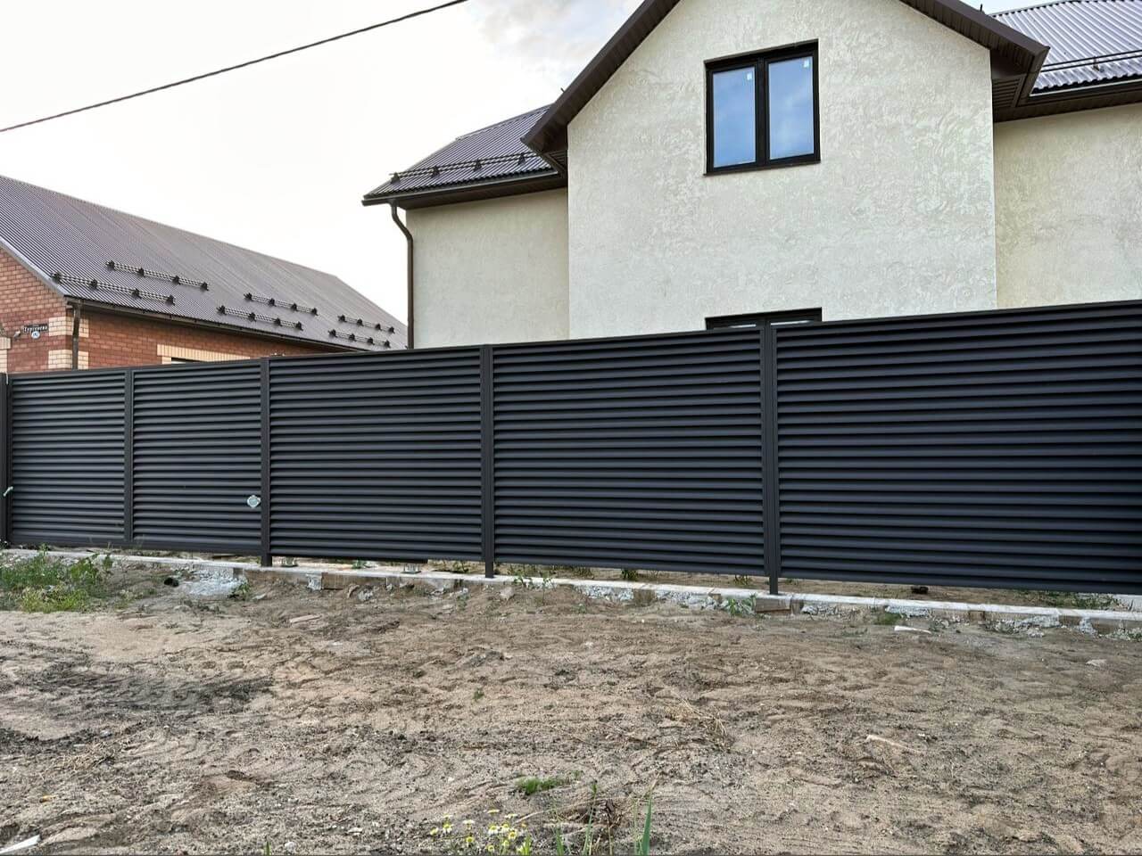Забор с ламелями еврожалюзи 18м RAL8019/8019 Темный Шоколад МАТТЕ двусторонний фото 1 в Анапе