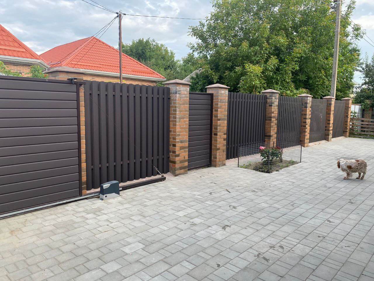 Забор из штакетника полукруглого 22м RAL8019 Темный Шоколад МАТТЕ фото 2 в Анапе