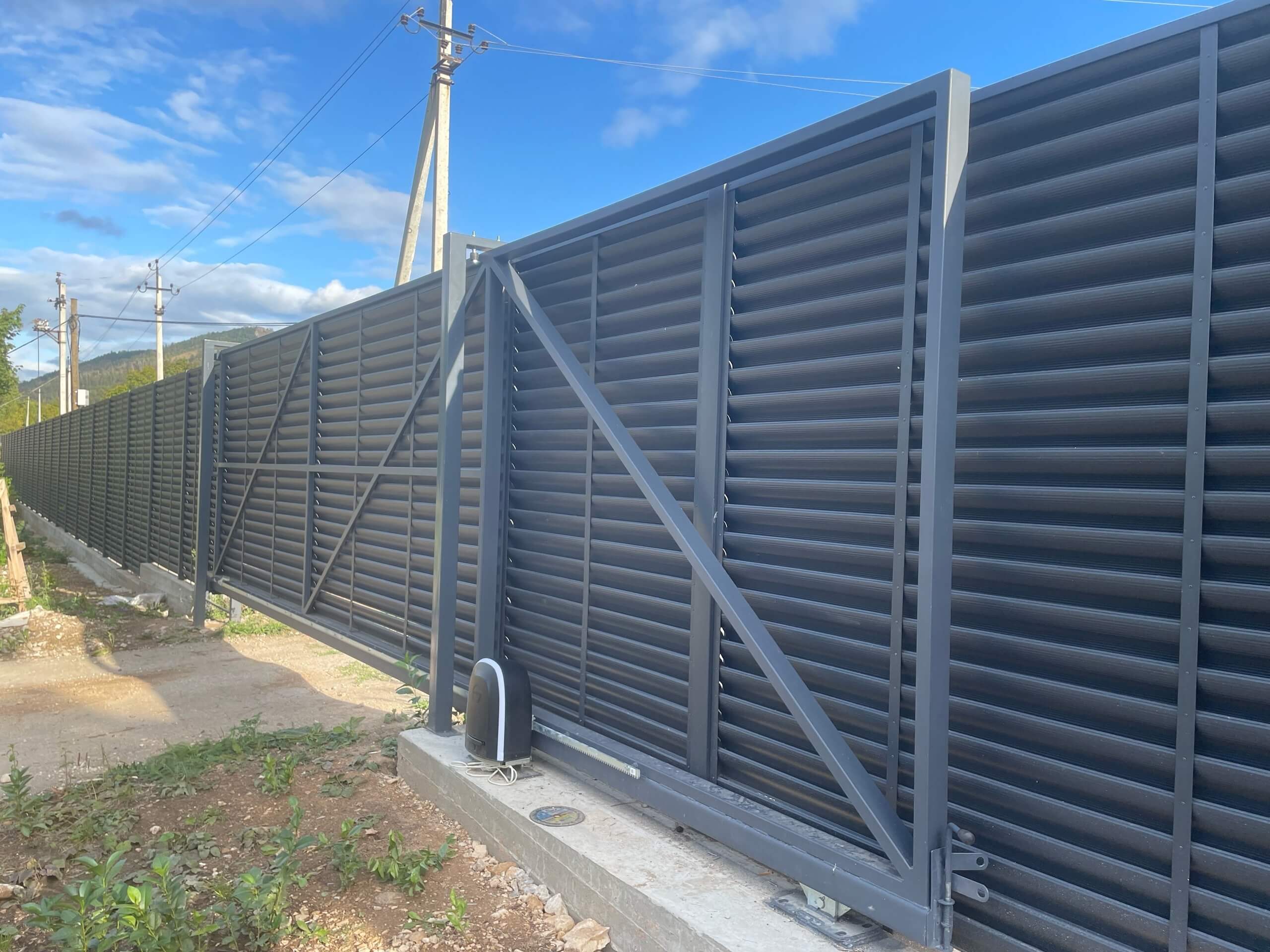 Забор-жалюзи из ламелей Еврожалюзи 250м RAL7024/7024 Серый Графит матовый фото 2 в Анапе