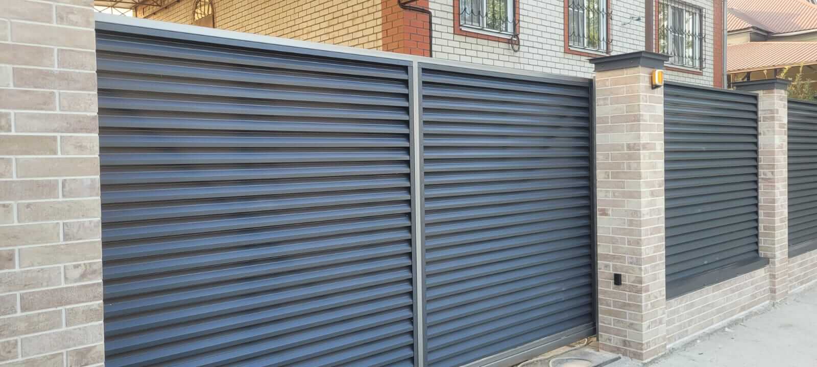 Забор-жалюзи с ламелями ЭКО-Z US усиленные 20м RAL7024/7024 Серый Графит двусторонний МАТТЕ фото 9 в Анапе