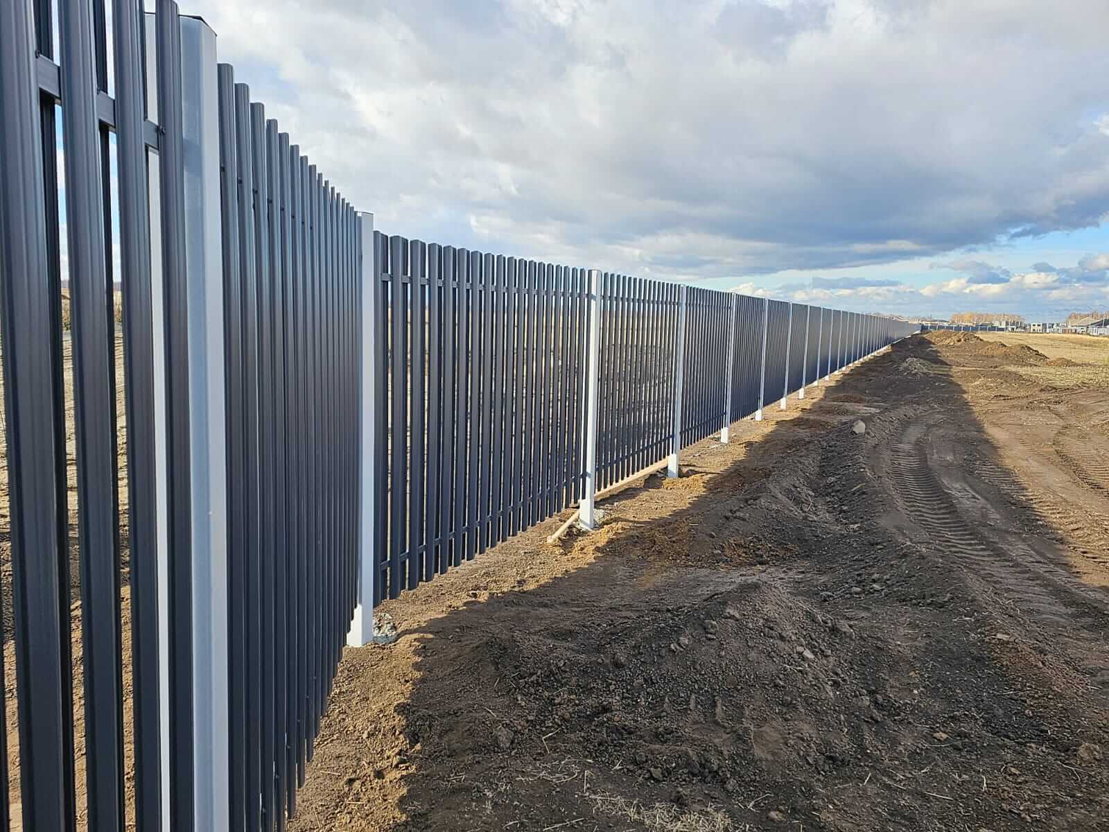 Забор из евроштакетника 234м RAL7024/7024 Серый Графит двусторонний фото 4 в Анапе