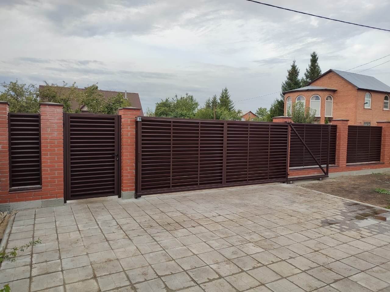 Забор из ламелей Еврожалюзи 28м RAL8017/8017 Шоколад двусторонний в Анапе