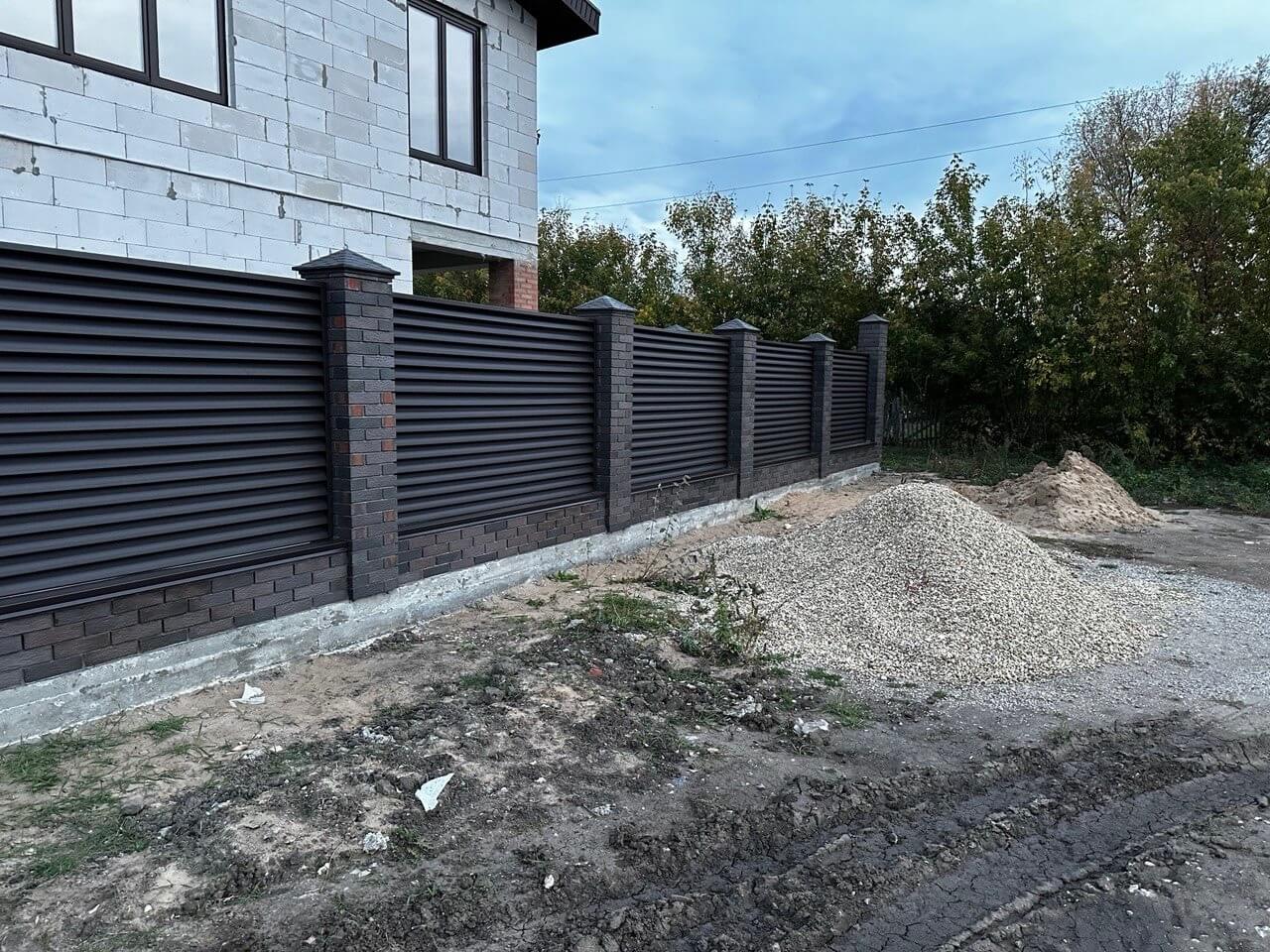 Забор из ламелей Еврожалюзи 38м RAL8019/8019 Темный Шоколад двусторонний MATTE фото 4 в Анапе