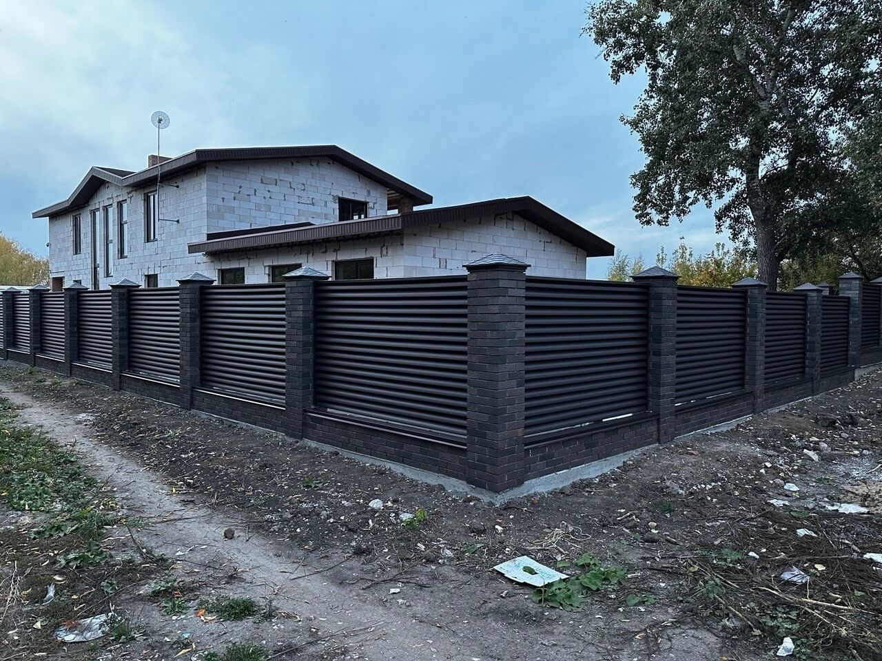 Забор из ламелей Еврожалюзи 38м RAL8019/8019 Темный Шоколад двусторонний MATTE фото 2 в Анапе