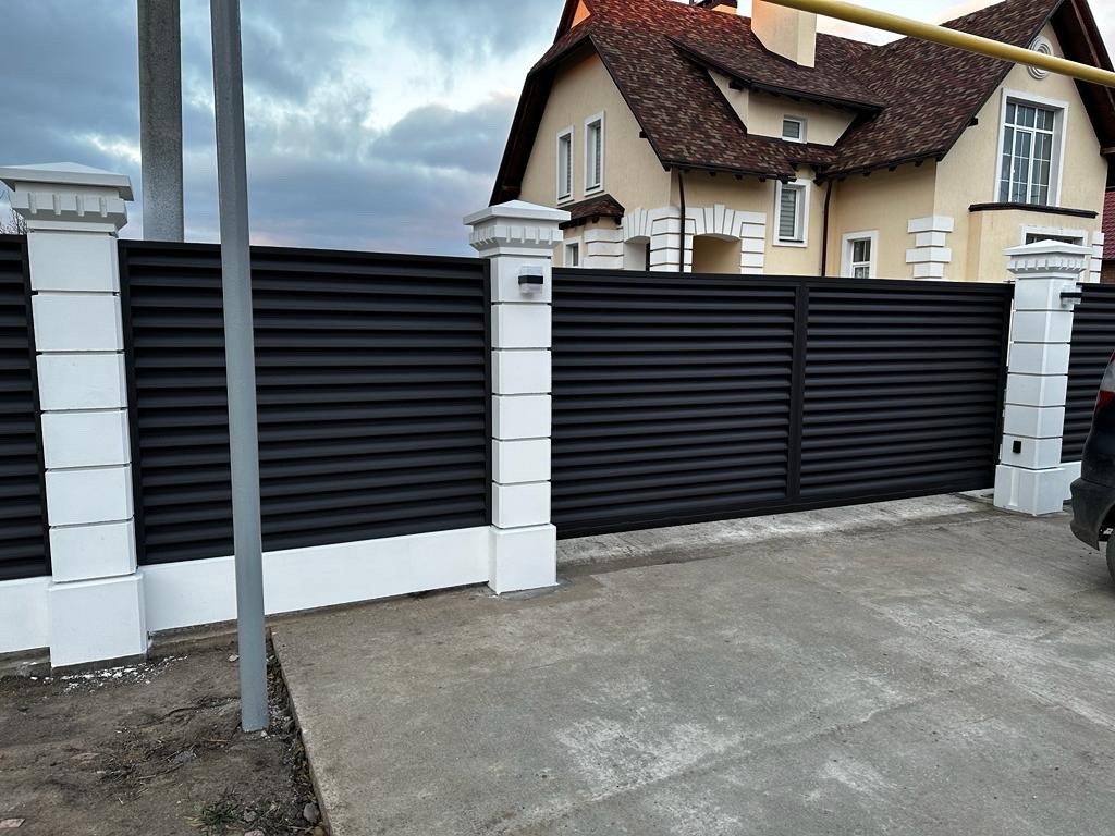 Забор из ламелей Еврожалюзи 35м RAL8019/8019 Темный Шоколад двусторонний MATTE фото 1 в Анапе