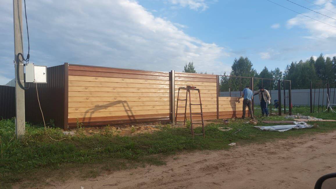 Забор из металлосайдинга Евро-Брус 34м Клен Светлый (SteelArt) + Темное Дерево (Printech) фото 1 в Анапе