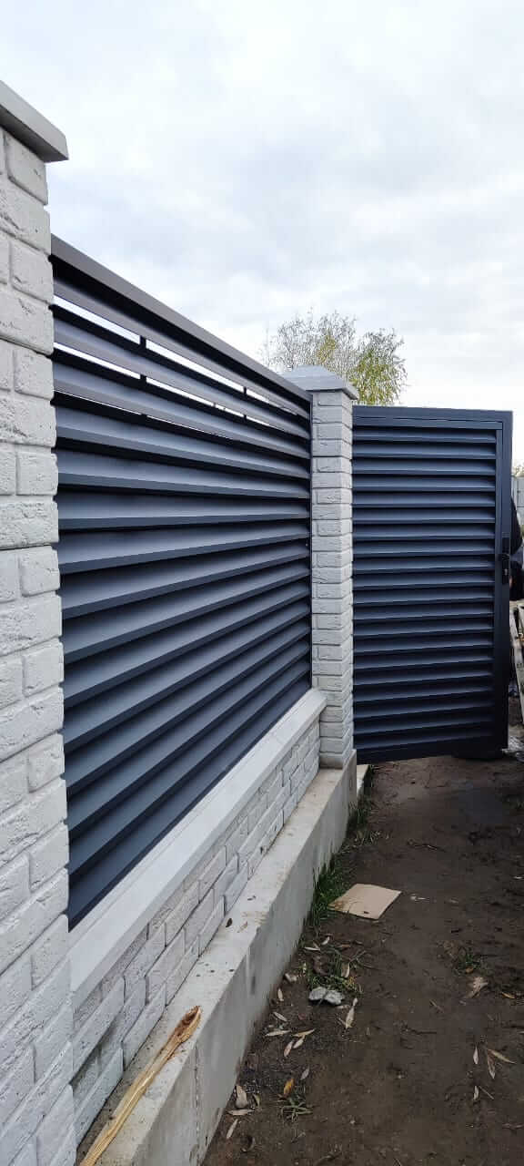 Забор-жалюзи из ламелей ЭКО-Z 32м RAL7024 Серый Графит МАТТЕ фото 4 в Анапе