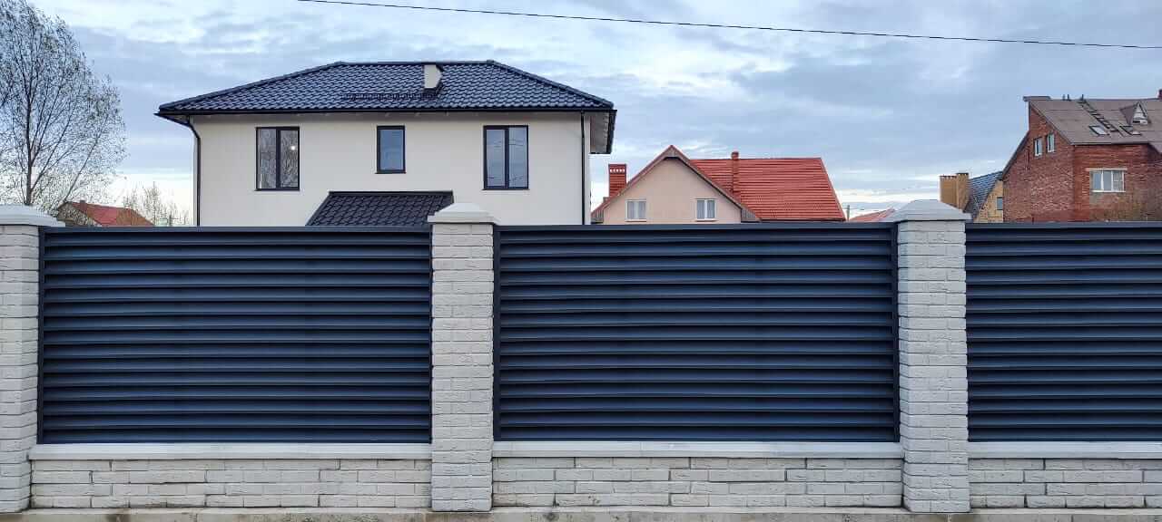 Забор-жалюзи из ламелей ЭКО-Z 32м RAL7024 Серый Графит МАТТЕ в Анапе