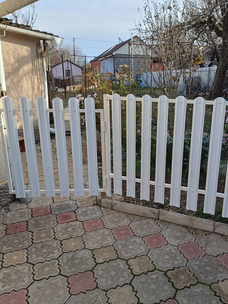 Заборчик из евроштакетника высотой 1м. RAL9003/9003 Белый двусторонний в Анапе