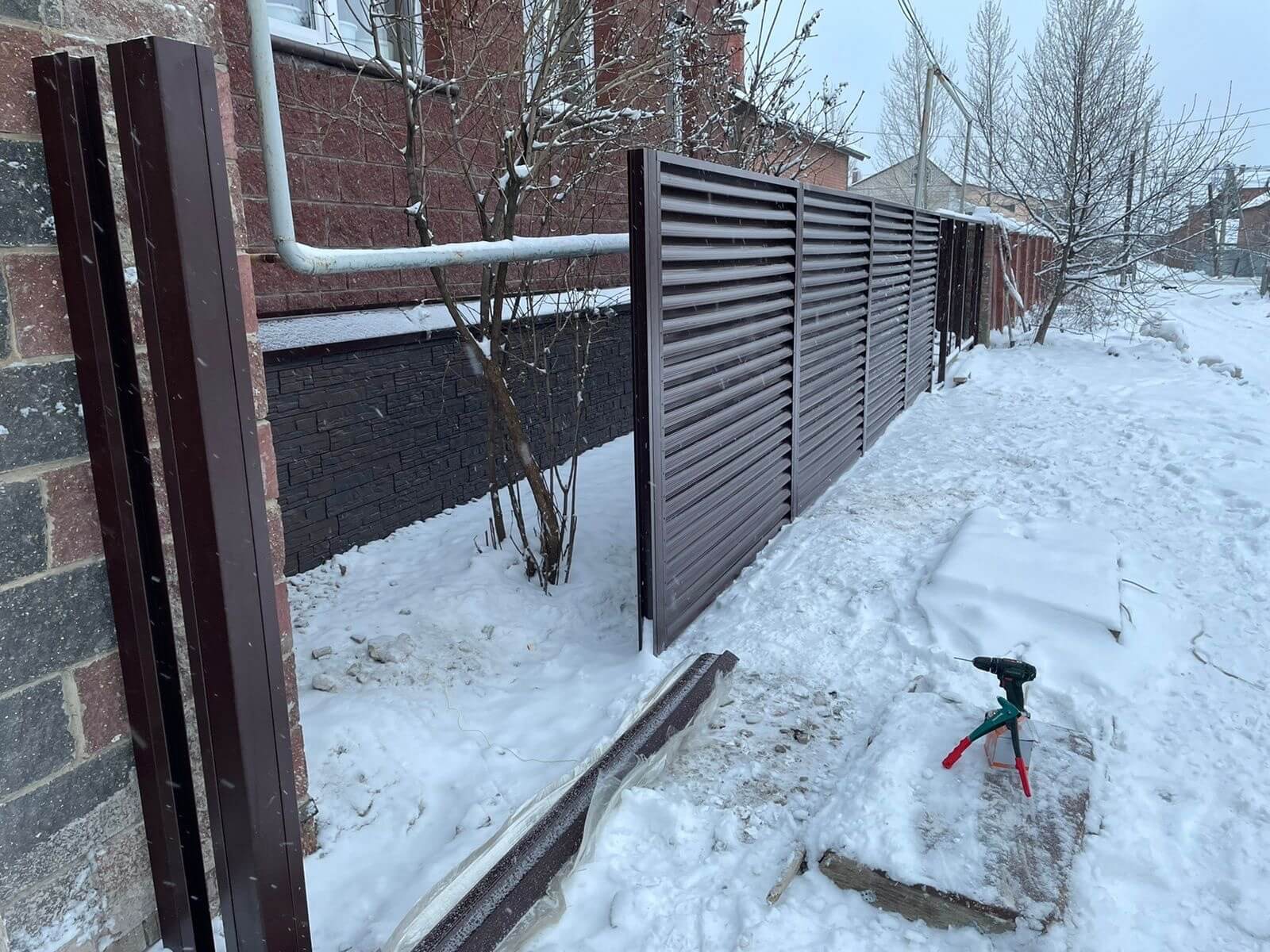 Забор из ламелей еврожалюзи 38м RAL8017/8017 Шоколад двусторонний фото 4 в Анапе