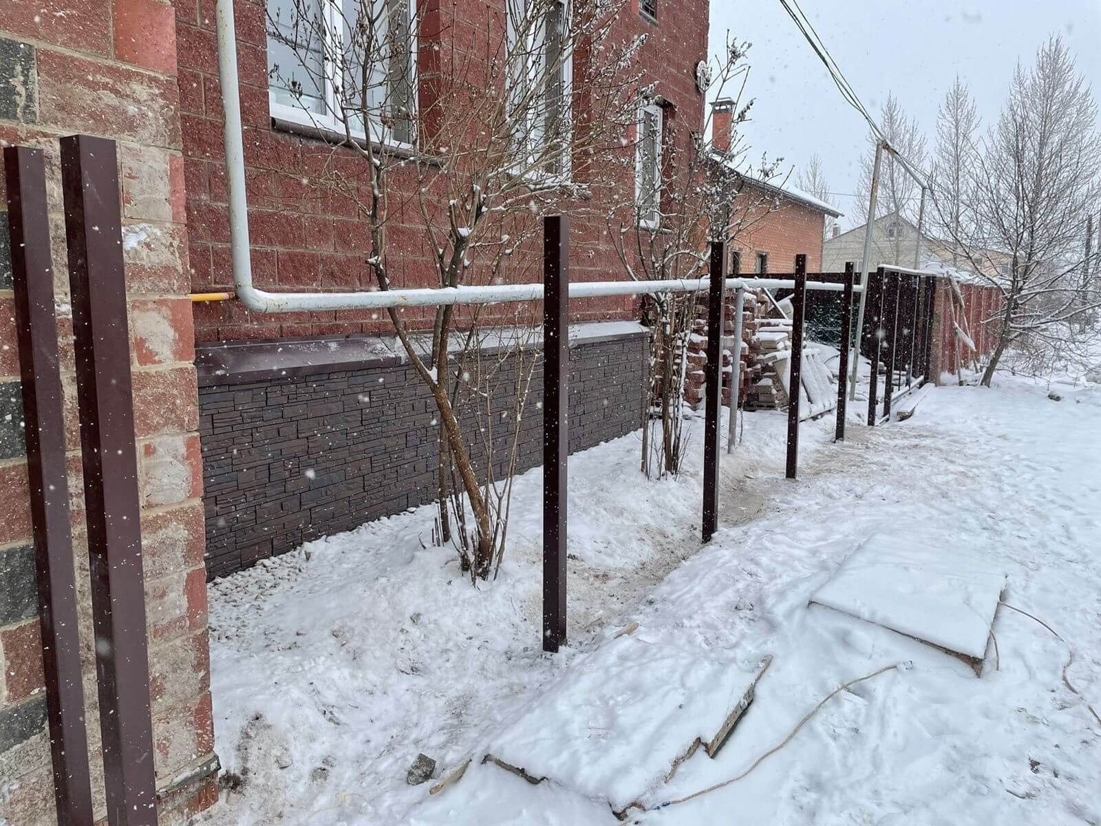 Забор из ламелей еврожалюзи 38м RAL8017/8017 Шоколад двусторонний фото 2 в Анапе