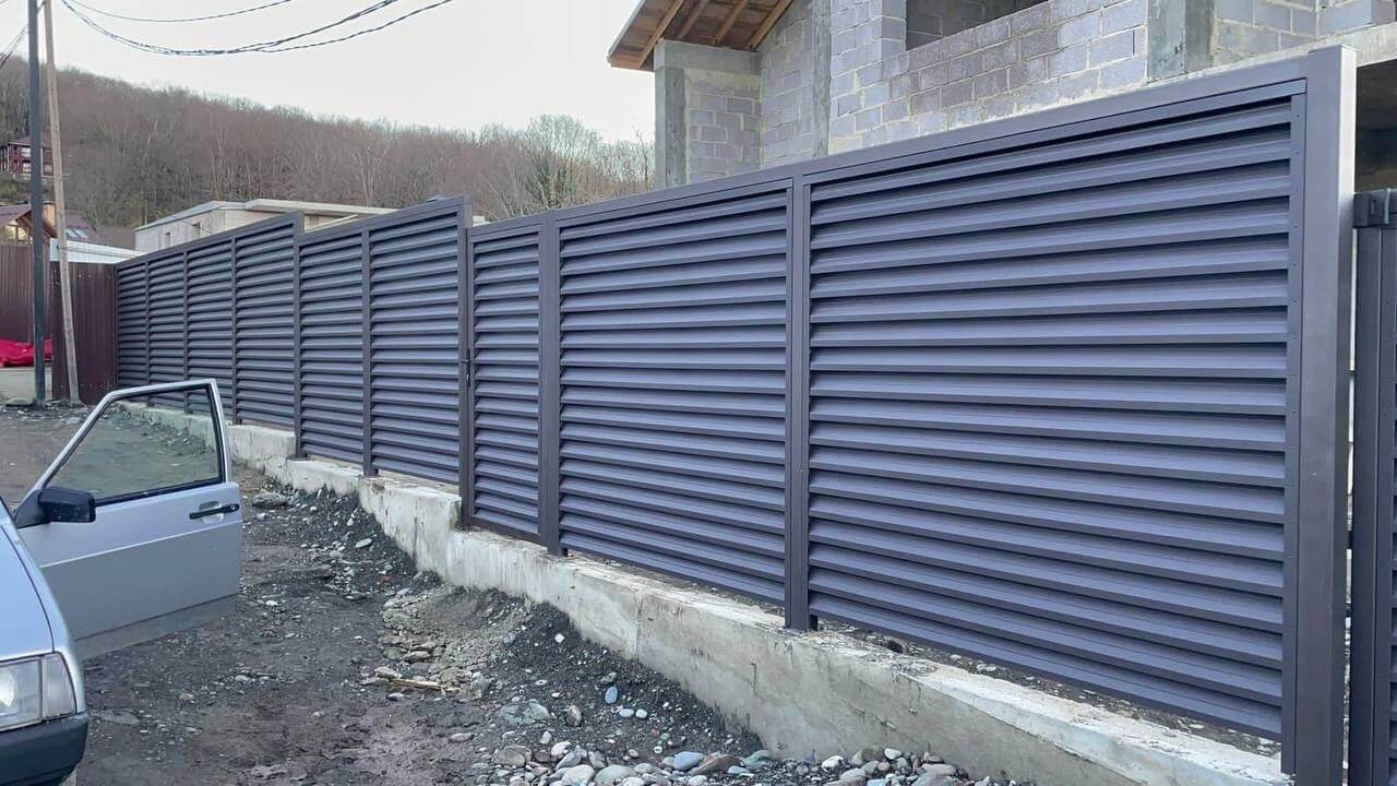 Забор-жалюзи из ламелей ЭКО-Z 54м RAL8019/8019 Темный Шоколад двусторонний в Анапе