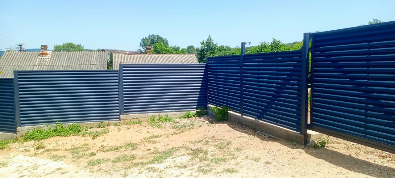 Забор-жалюзи из ламелей Еврожалюзи 53м RAL7024 Серый Графит МАТТЕ фото 4 в Анапе