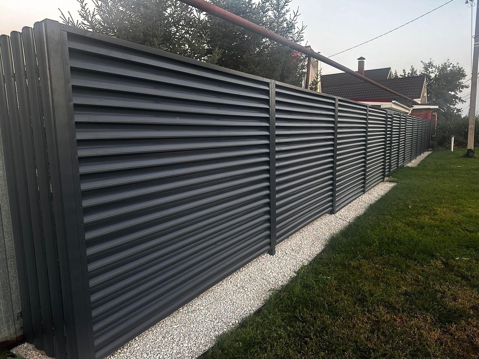 Забор из ламелей Еврожалюзи 26м RAL7024/7024 Серый Графит двусторонний фото 4 в Анапе