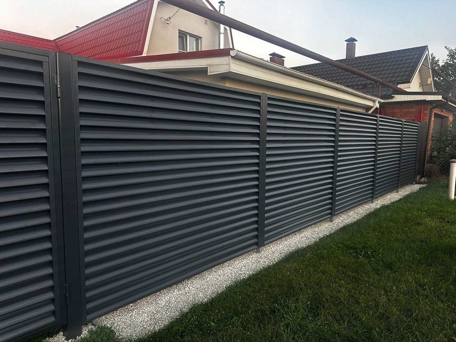 Забор из ламелей Еврожалюзи 26м RAL7024/7024 Серый Графит двусторонний фото 3 в Анапе