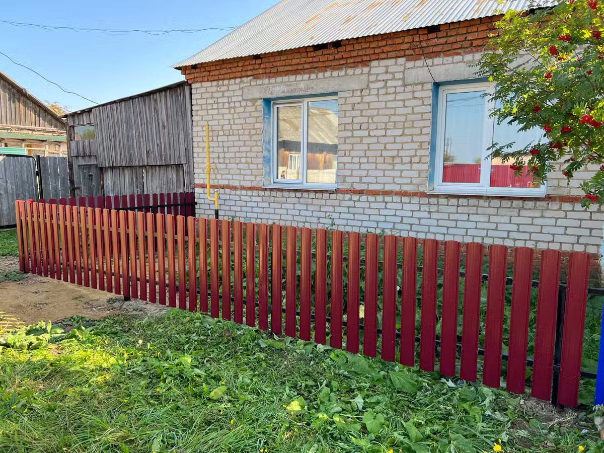 Забор из евроштакетника 9м RAL3005/3005 Красное Вино двусторонний в Анапе