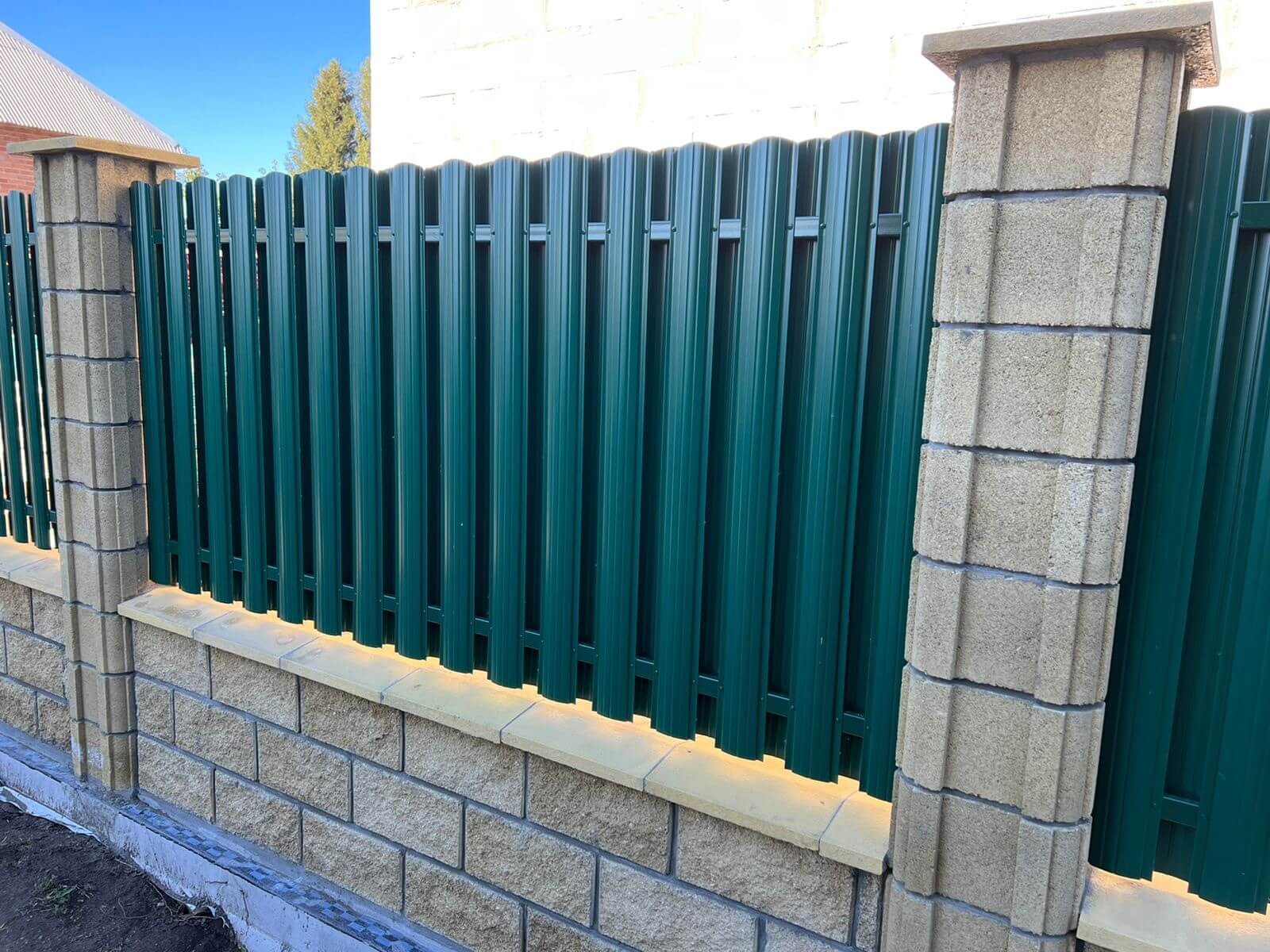 Забор из евроштакетника 22м RAL6005/6005 Зеленый Мох двусторонний фото 6 в Анапе
