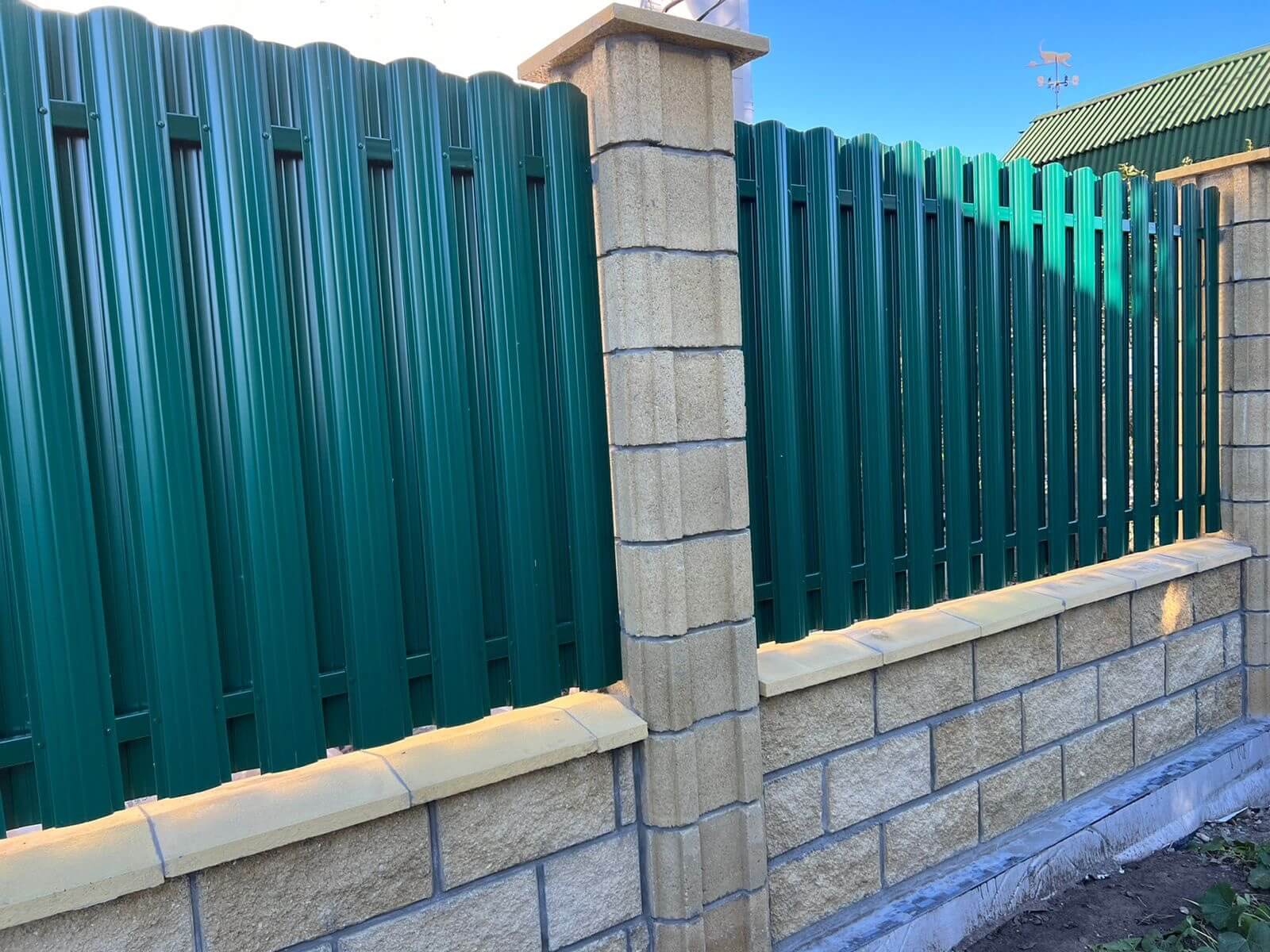 Забор из евроштакетника 22м RAL6005/6005 Зеленый Мох двусторонний фото 1 в Анапе
