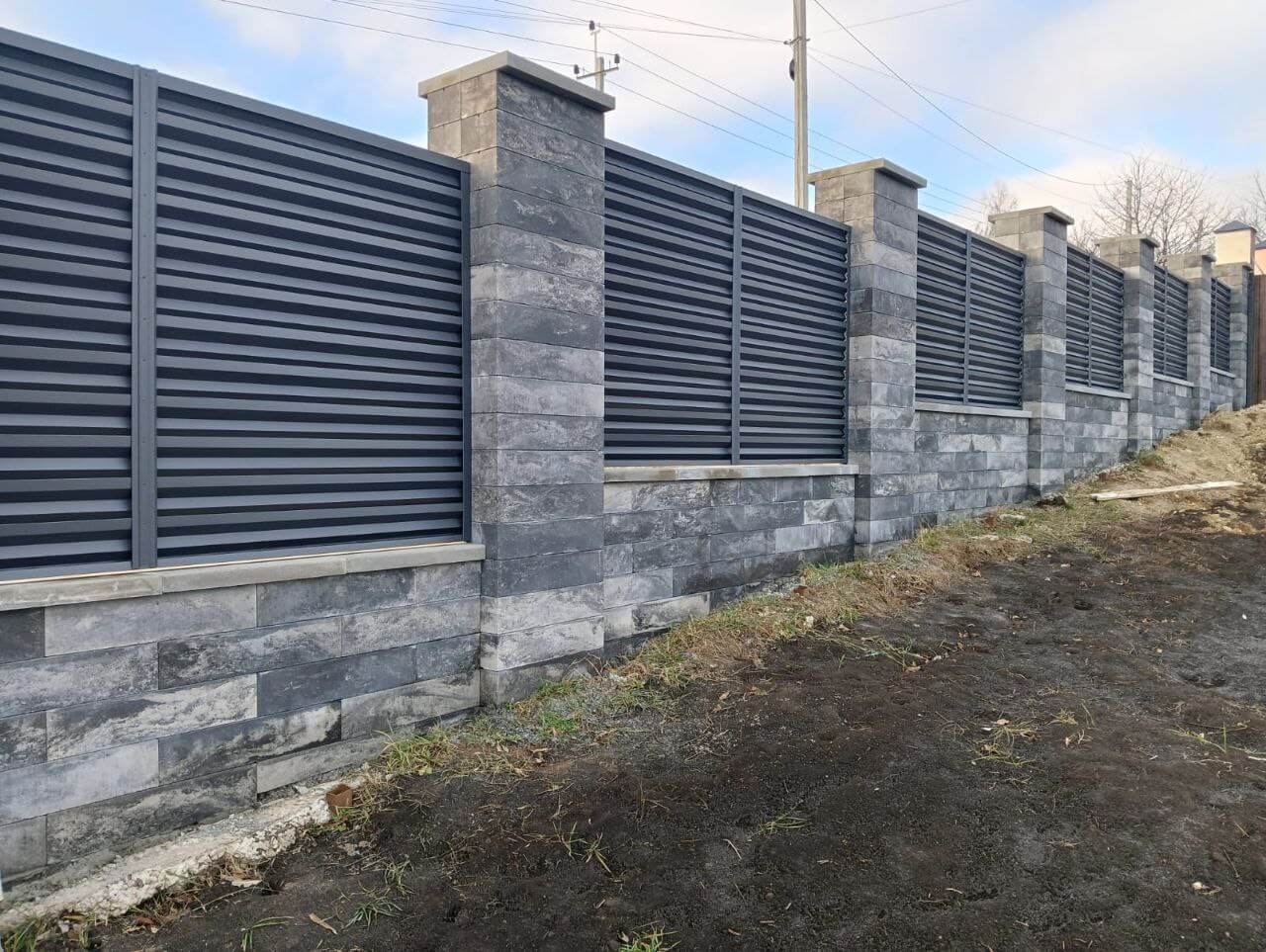 Забор-жалюзи из ламелей Елочка 72м RAL7024/7024 Серый Графит двусторонний МАТТЕ фото 4 в Анапе