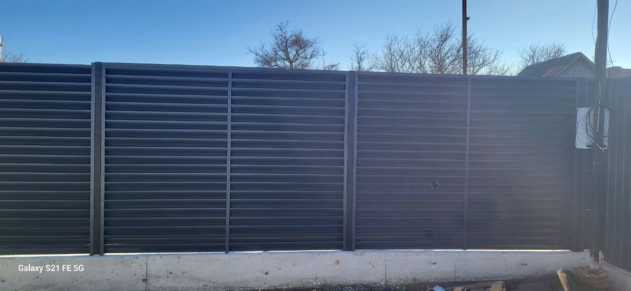 Забор из ламелей еврожалюзи 30м RAL7024/7024 Серый Графит двусторонний фото 6 в Анапе