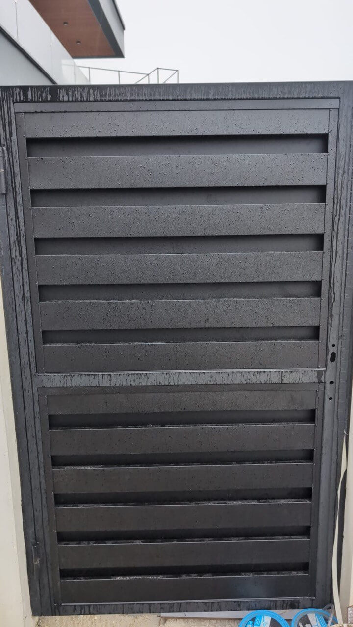 Откатные ворота с калиткой из металлопланкена RAL9005/9005 Черный двусторонний МАТТЕ фото 3 в Анапе