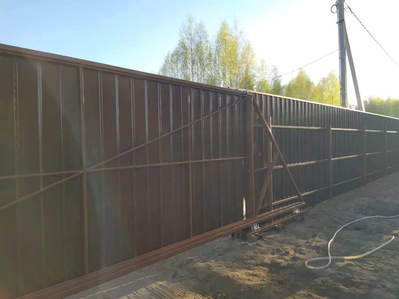 Забор из металлосайдинга ЕВРО-БРУС 25м Темный Каштан 3D Принтек фото 4 в Анапе