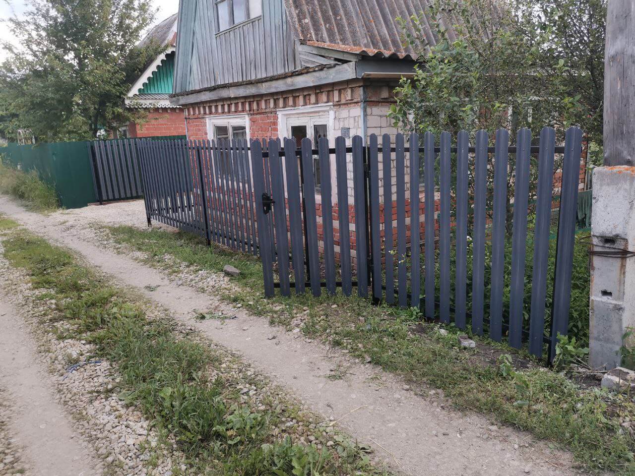 Забор из евроштакетника 7м RAL7024/7024 Серый Графит двусторонний фото 3 в Анапе