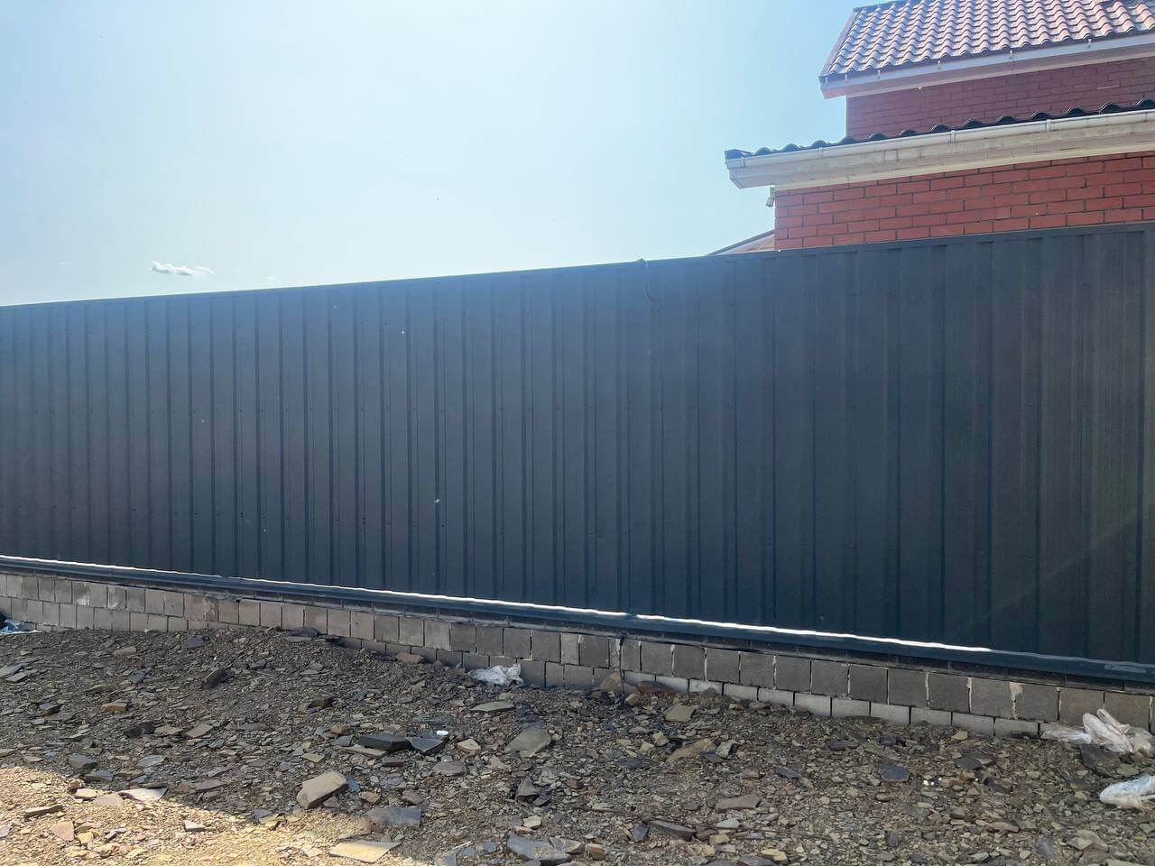 Забор из профнастила НС-21 67м RAL7024 Серый Графит Стальной Бархат фото 1 в Анапе