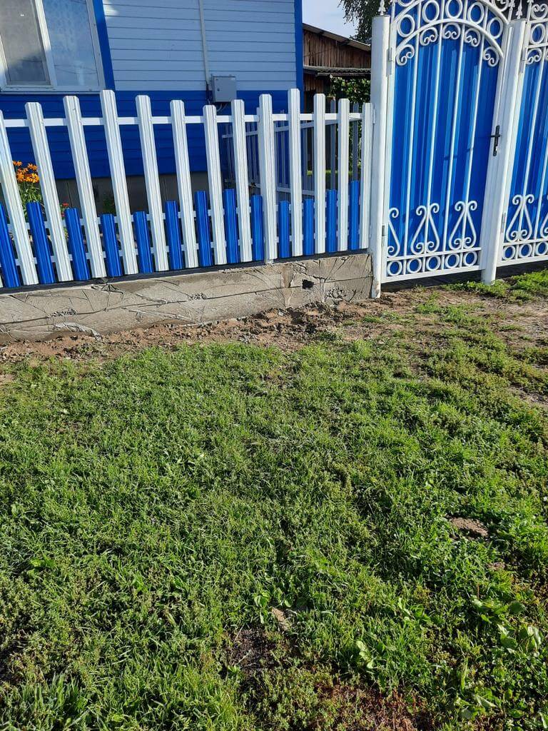 Забор из евроштакетника 14м RAL9003 Белый, RAL5005 Синий Сигнал фото 2 в Анапе