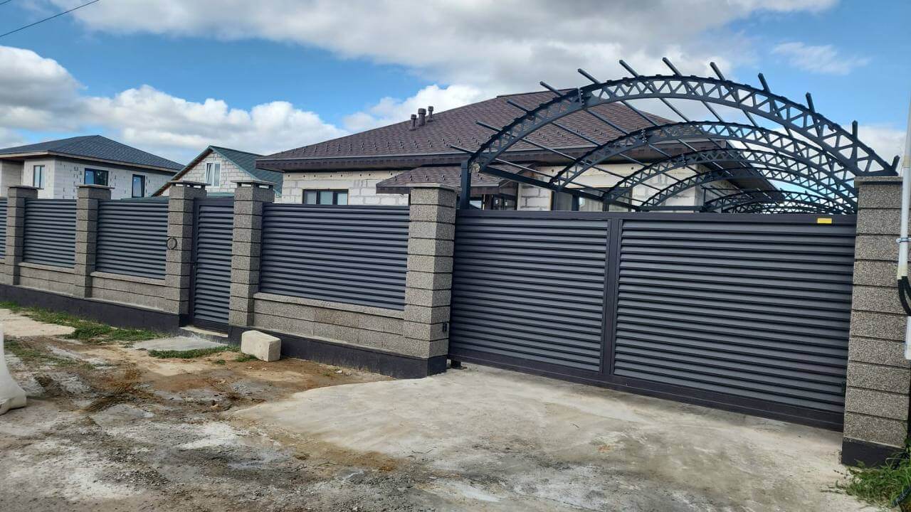 Забор-жалюзи из ламелей Реснички 27м RAL8019/8019 Темный Шоколад двусторонний МАТТЕ фото 2 в Анапе