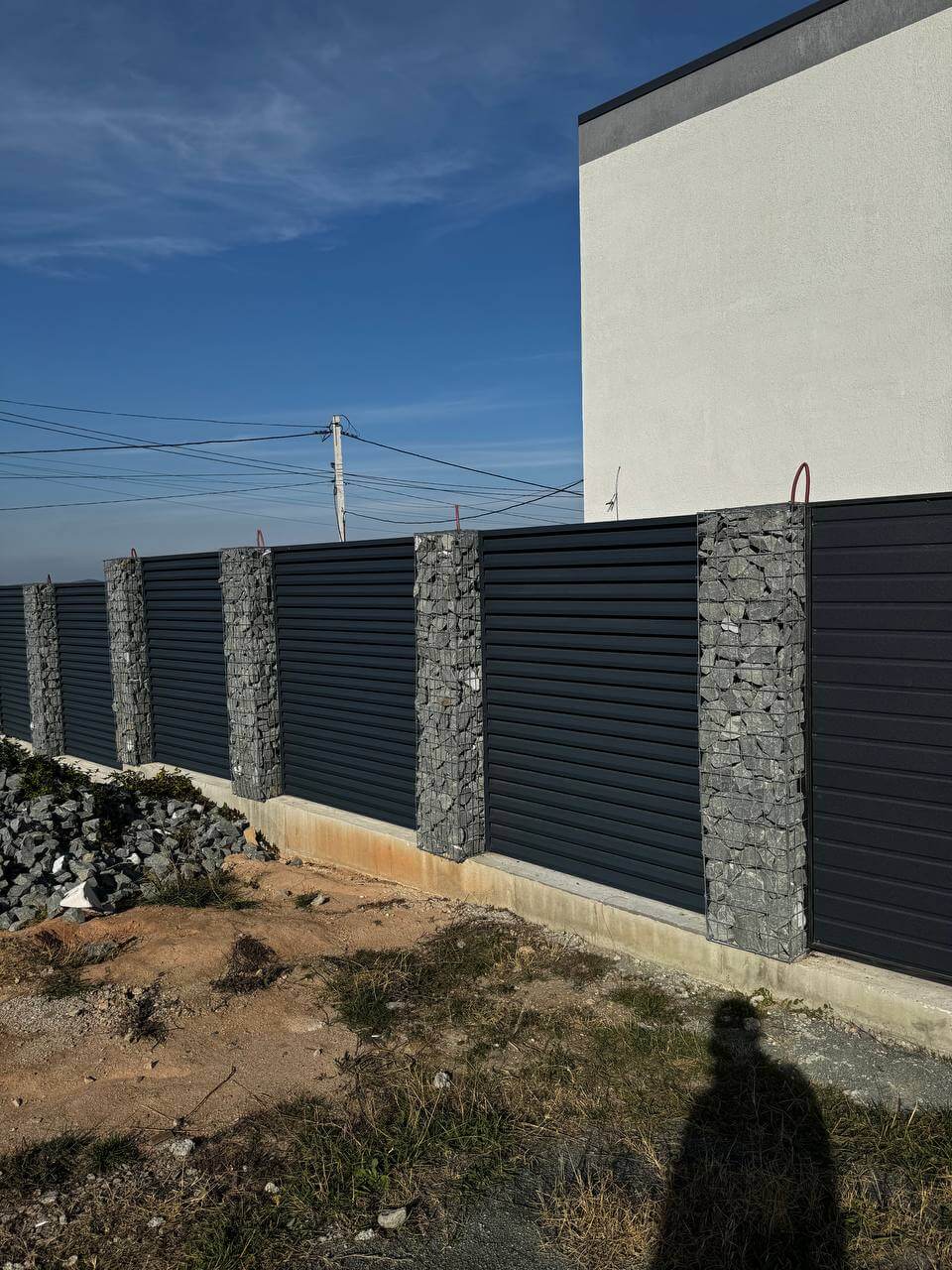 Забор-жалюзи из ламелей ЭКО-Z-US усиленных 36м RAL7024/7024 Серый Графит двусторонний МАТТЕ фото 6 в Анапе