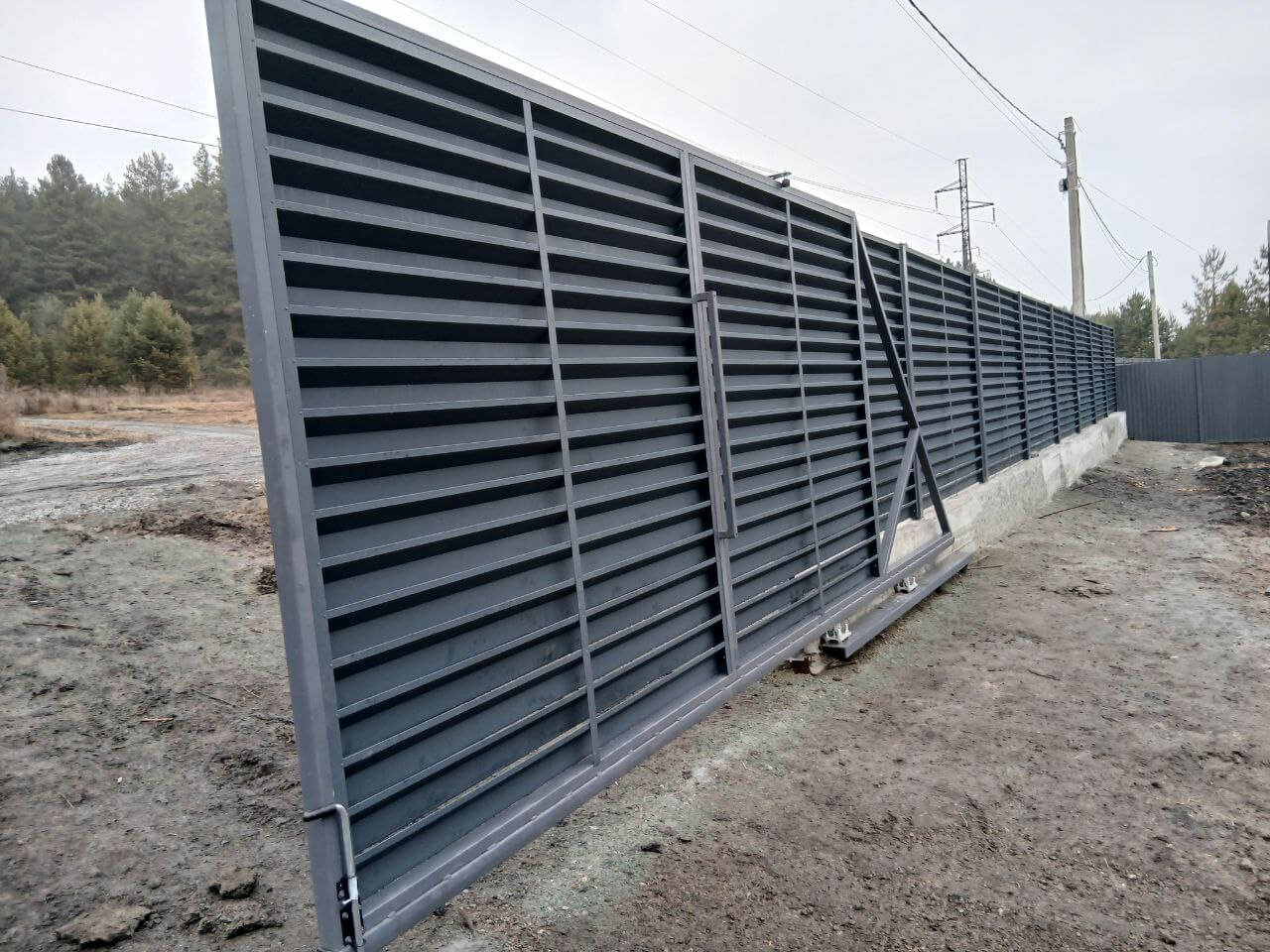 Забор-жалюзи из ламелей Хай-Тек 37м RAL7024/7024 Серый Графит двусторонний МАТТЕ фото 7 в Анапе