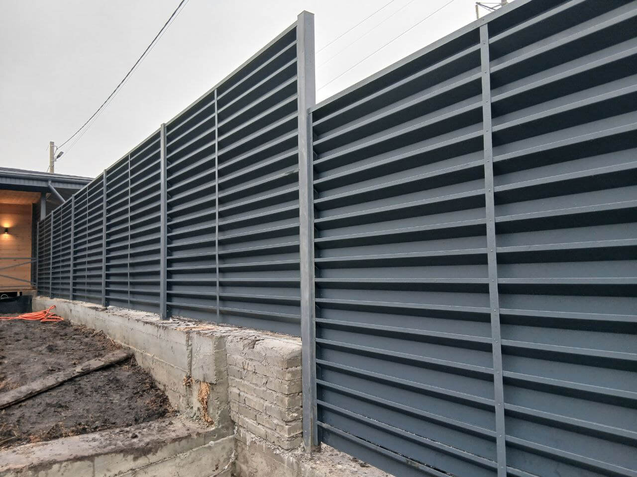 Забор-жалюзи из ламелей Хай-Тек 37м RAL7024/7024 Серый Графит двусторонний МАТТЕ фото 6 в Анапе