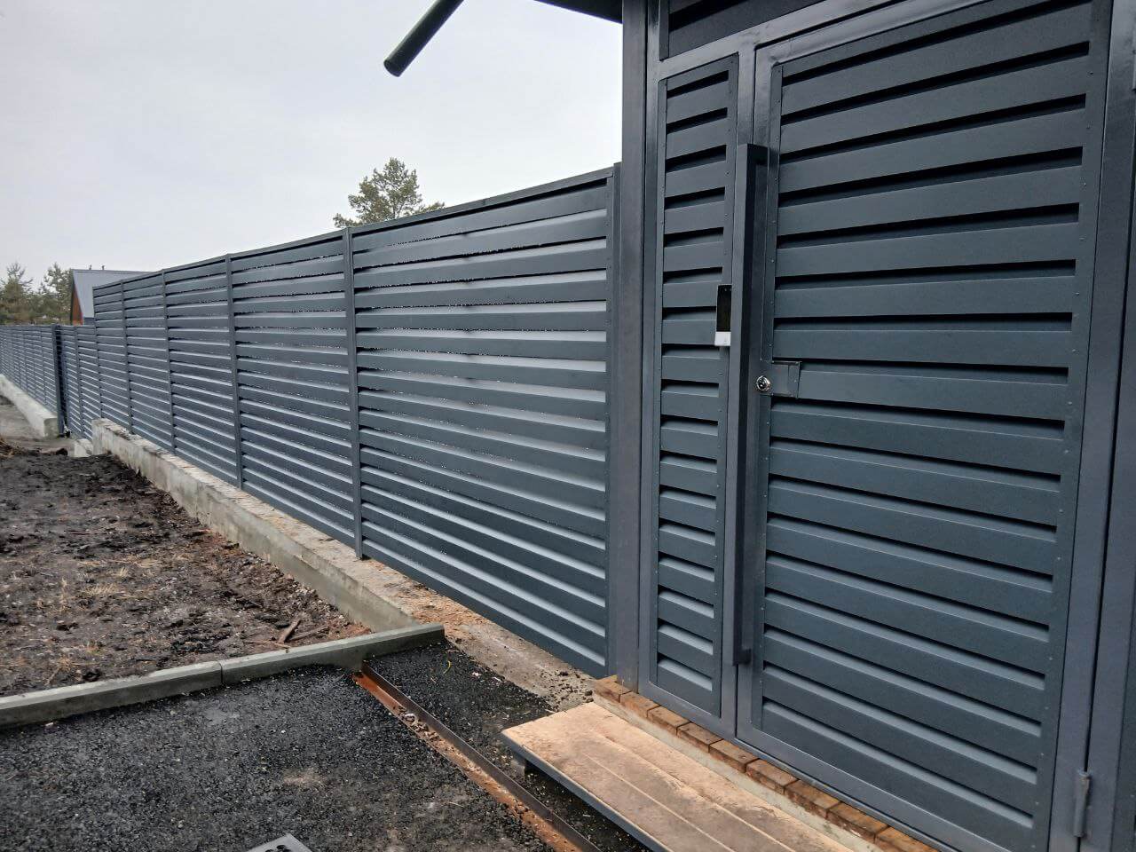 Забор-жалюзи из ламелей Хай-Тек 37м RAL7024/7024 Серый Графит двусторонний МАТТЕ в Анапе