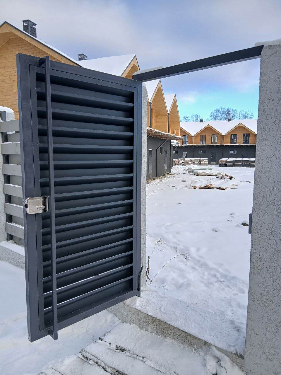 Входная группа из ламелей Хай-Тек RAL7024/7024 Серый Графит двусторонний МАТТЕ фото 21 в Анапе