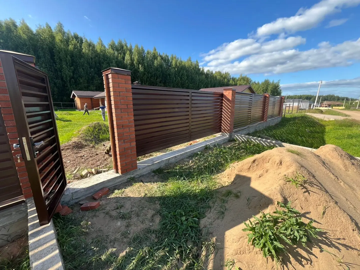Забор-жалюзи из ламелей Хай-Тек 26м RAL8017/8017 Шоколад двусторонний фото 5 в Анапе