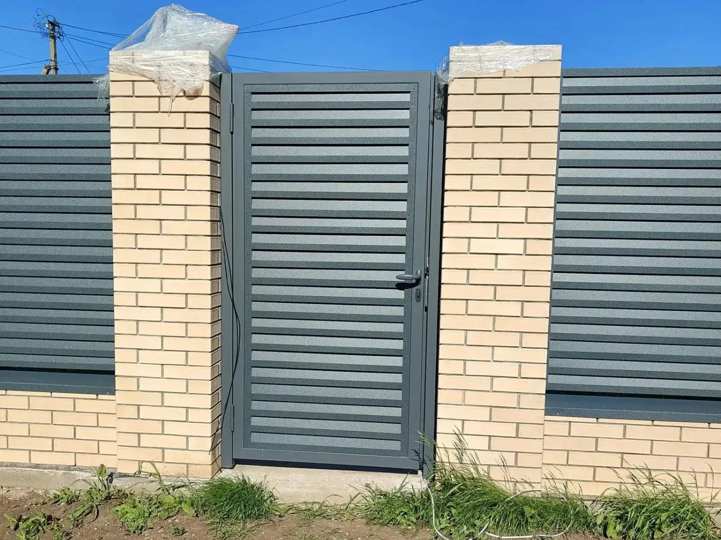 Забор-жалюзи из ламелей Реснички 16м RAL7024 Серый Графит Стальной Бархат фото 2 в Анапе