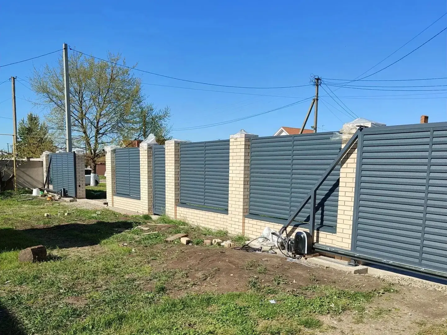 Забор-жалюзи из ламелей Реснички 16м RAL7024 Серый Графит Стальной Бархат фото 1 в Анапе