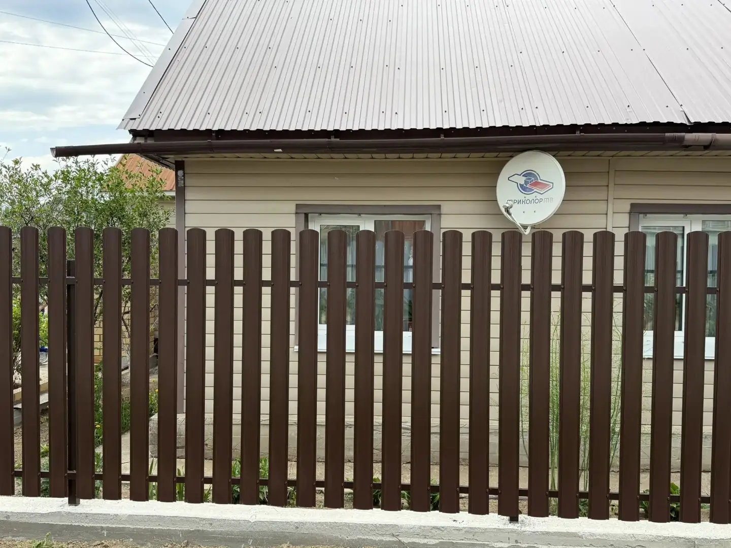 Комбинированный забор из ламелей ЭКО-Z-US и евроштакетника 18м RAL8017 Шоколад МАТТЕ, Полиэстер фото 3 в Анапе